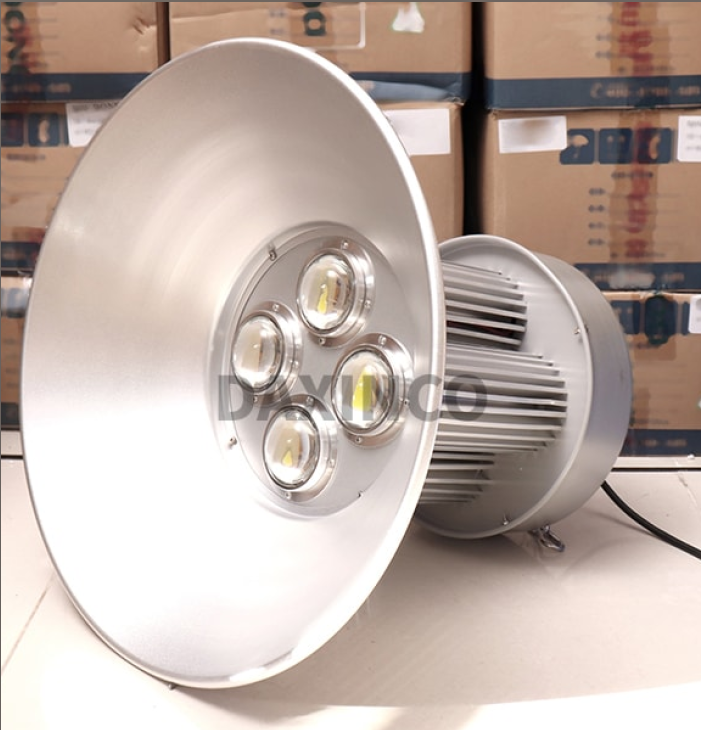Đèn led nhà xưởng 200W Daxinco bốn trụ